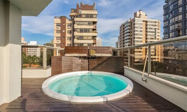 Vende-se cobertura com 2 dormitórios, sendo 1 suíte no bairro Auxiliadora