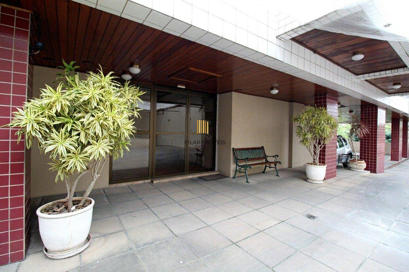 Vende-se cobertura com 3 dormitórios, piscina, 245m² e 2 vagas - Mont Serrat