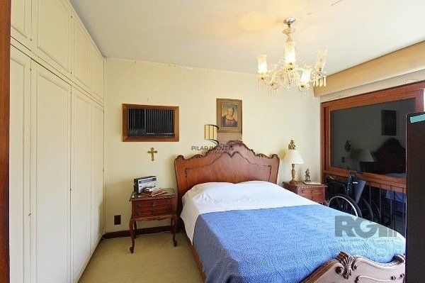 Vende-se amplo apartamento 3 quartos com suíte e 2 vagas no coração do Moinhos de vento, com 134m²