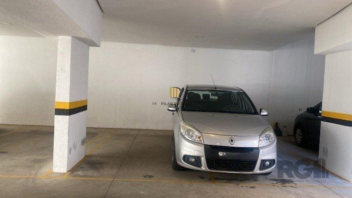 Vende-se apartamento mobiliado, 2 quartos, 1 suíte, 2 vagas - Petrópolis