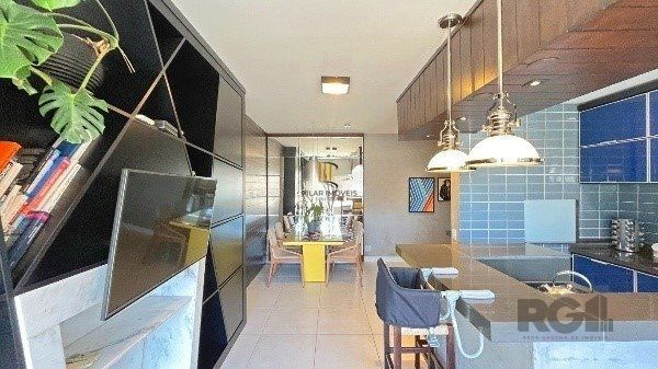 Elegante Apartamento Mobiliado com Suíte, Churrasqueira e 1 Vaga no Menino Deus - 73m²