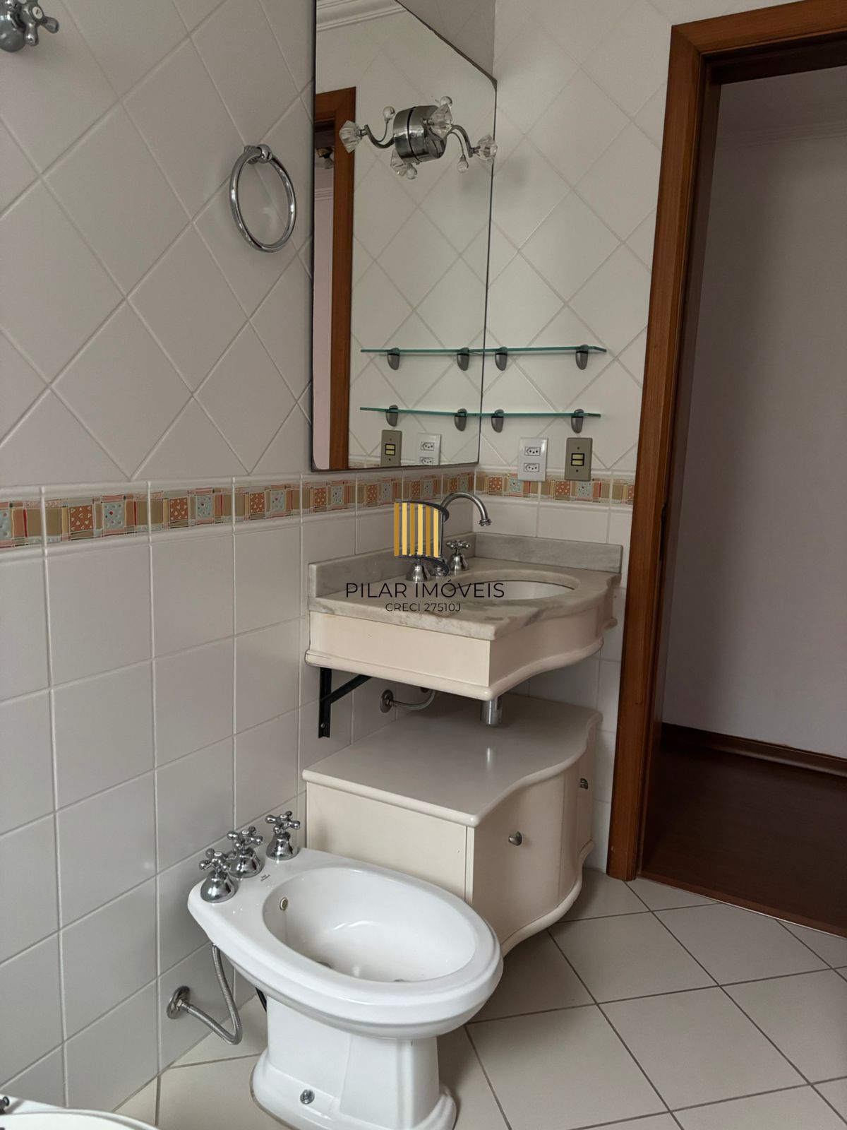Vende-se apartamento com 3 quartos( 1 suíte), 111m² e 1 vaga – Auxiliadora