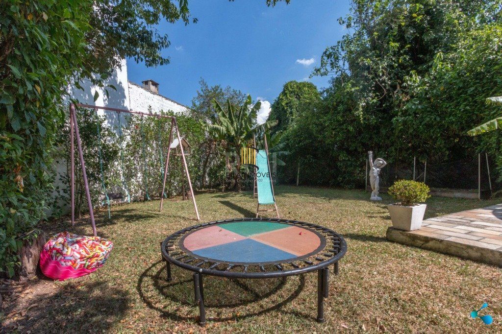 Casa para Venda - 240m², 3 dormitórios, sendo 1 suites, 3 vagas - Partenon