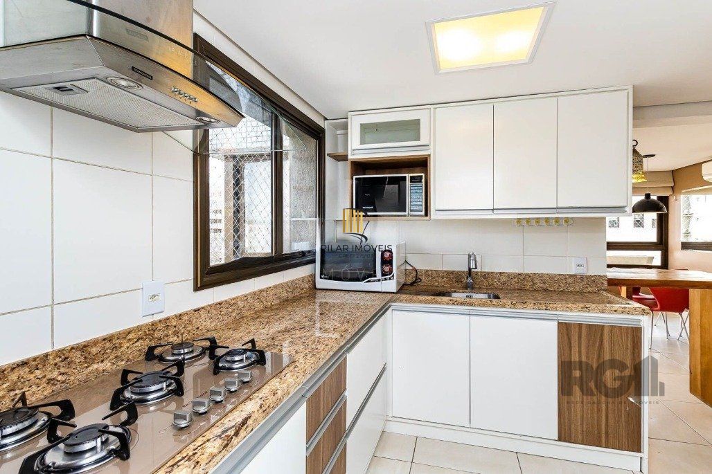 Vende-se apartamento mobiliado, 2 quartos, 1 suíte, 2 vagas - Petrópolis