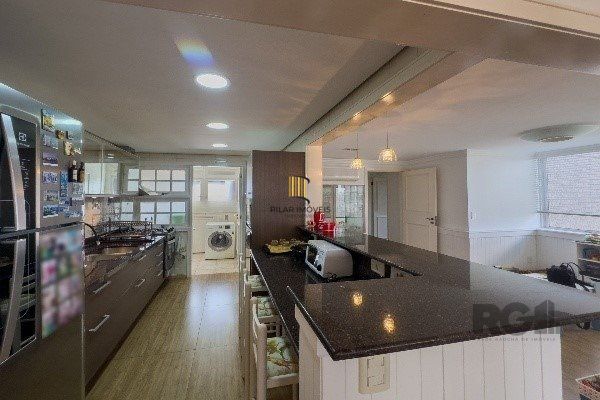 Apartamento de 3 Dormitórios com Suíte e 2 Vagas no Bairro Petrópolis - 160m²