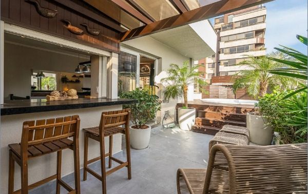 Vende-se cobertura com 2 dormitórios, sendo 1 suíte no bairro Auxiliadora