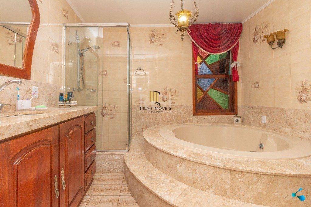 Casa para Venda - 240m², 3 dormitórios, sendo 1 suites, 3 vagas - Partenon