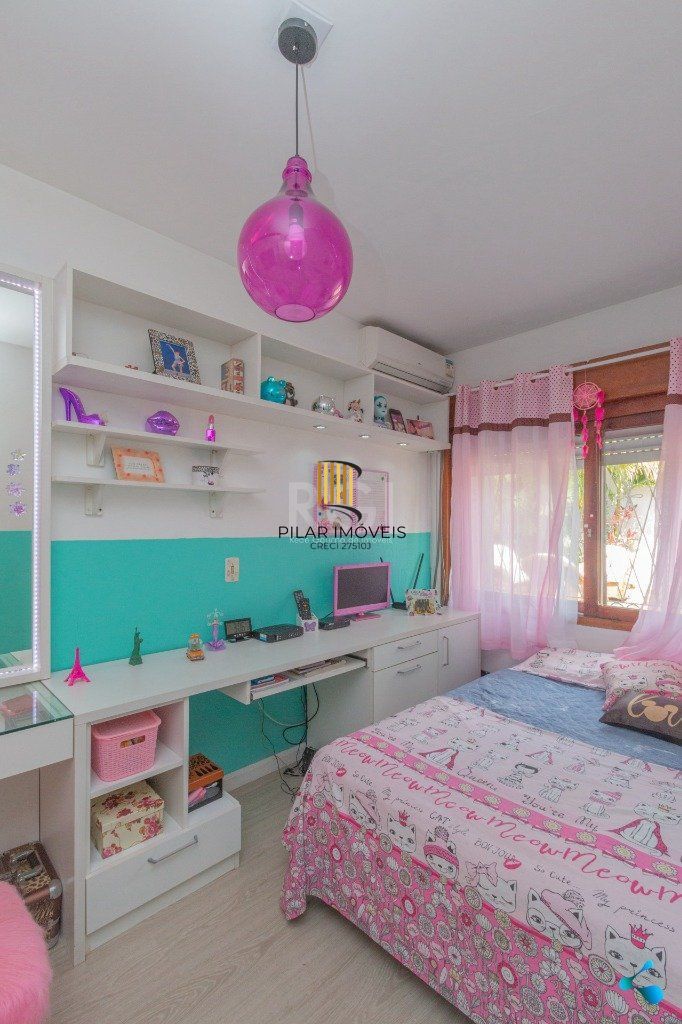 Casa para Venda - 240m², 3 dormitórios, sendo 1 suites, 3 vagas - Partenon