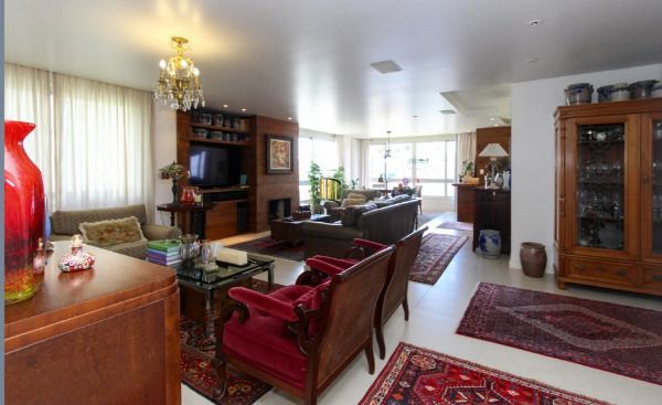 Vende-se amplo apartamento de 195m², 3 Suítes, 3 Vagas, localizado no bairro Bela Vista