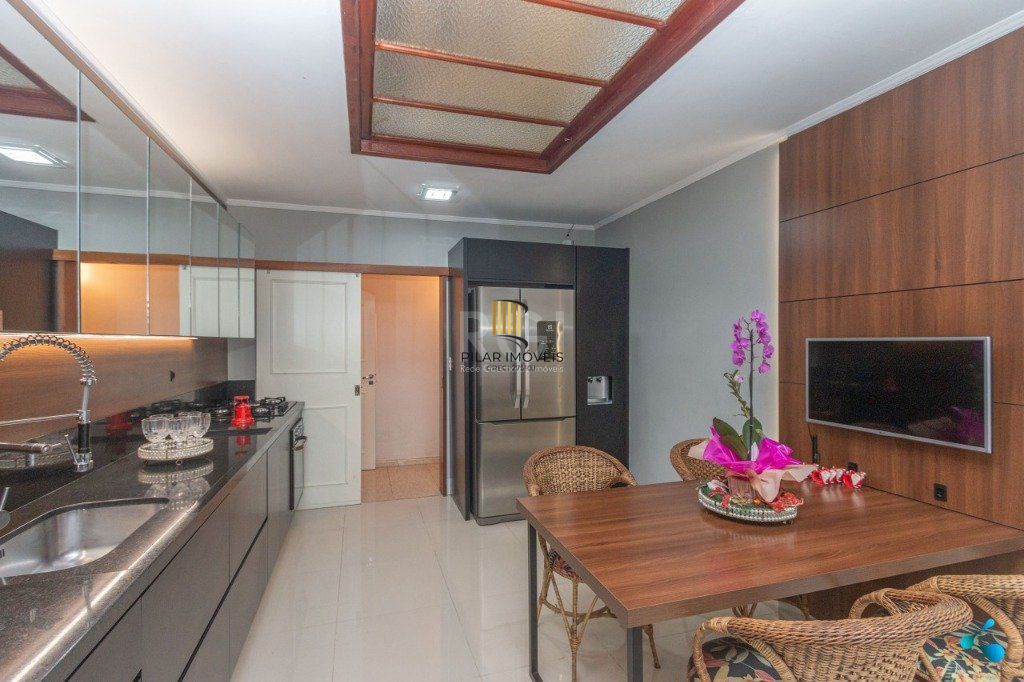 Casa para Venda - 240m², 3 dormitórios, sendo 1 suites, 3 vagas - Partenon
