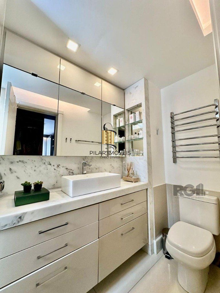 Vende-se luxuoso apartamento com 3 suítes, 2 vagas, lareira no bairro Rio Branco com 133m²