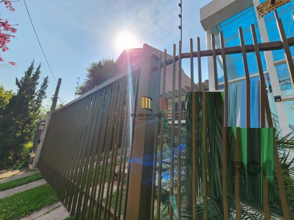Vende-se excelente cada 3 quartos com suíte, 4 vagas, anexo comn salão de festas, podendo ser usada para fins comerciais - 255m² - Chácara das Pedras