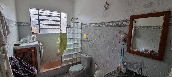 Vende-se ampla casa 6 quartos, 2 suítes, 5 vagas de garagem, churrasqueira e duas entradas individuais - 360m² - Chácara das Pedras