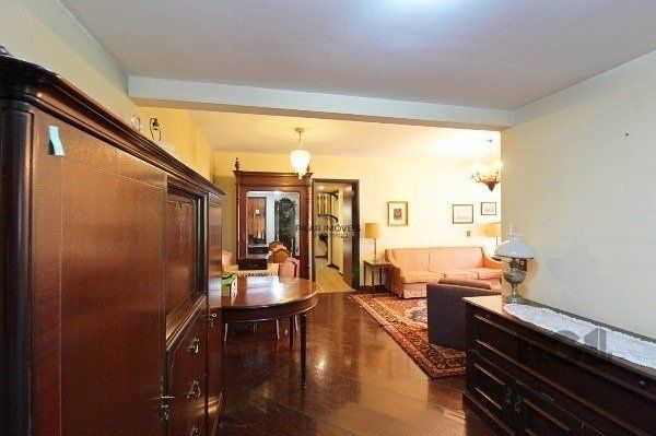 Vende-se amplo apartamento 3 quartos com suíte e 2 vagas no coração do Moinhos de vento, com 134m²