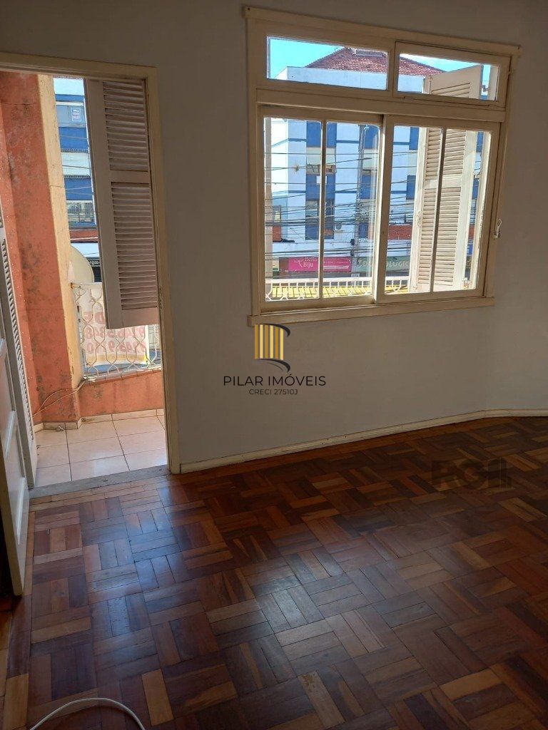 Apartamento com 4 dormitórios, com uma sacada no Bairro São João.