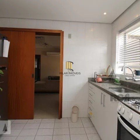 Vende-se apartamento 2 dorm c/ suite, living com sacada c/ churrasuqiera, vaga coberta - 93m² - Mont Serrat