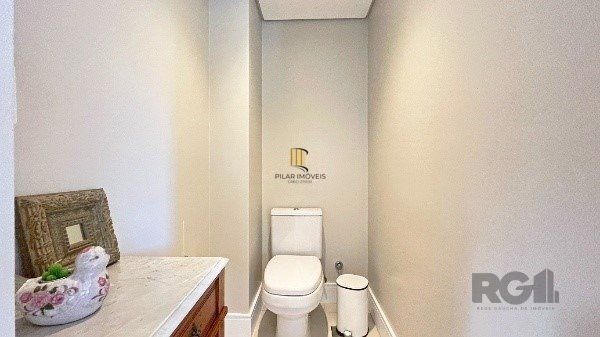 Apartamento de 200m², 4 quartos, 1 suíte e 4 vagas – Moinhos de Vento