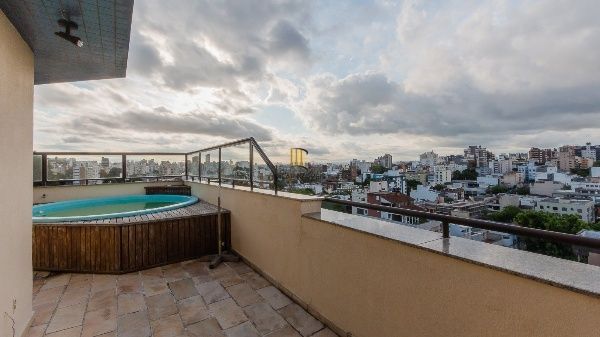 Vende-se cobertura com 3 quartos (1 suíte), piscina privativa, 202m² e 2 vagas - Mont Serrat