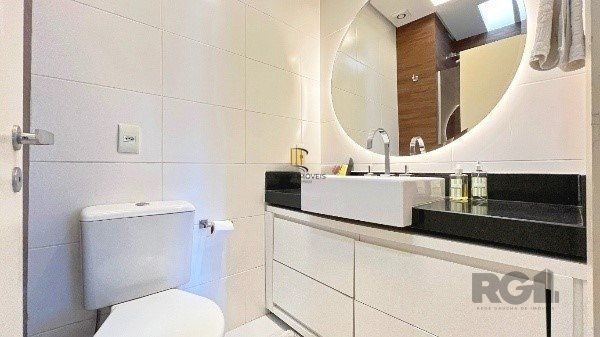 Elegante Apartamento Mobiliado com Suíte, Churrasqueira e 1 Vaga no Menino Deus - 73m²