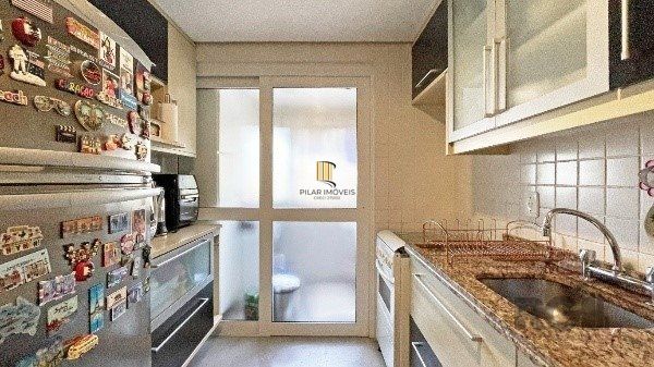 Apartamento de 2 dormitórios, 1 suíte e 1 vaga de garagem coberta e escriturada no bairro Floresta