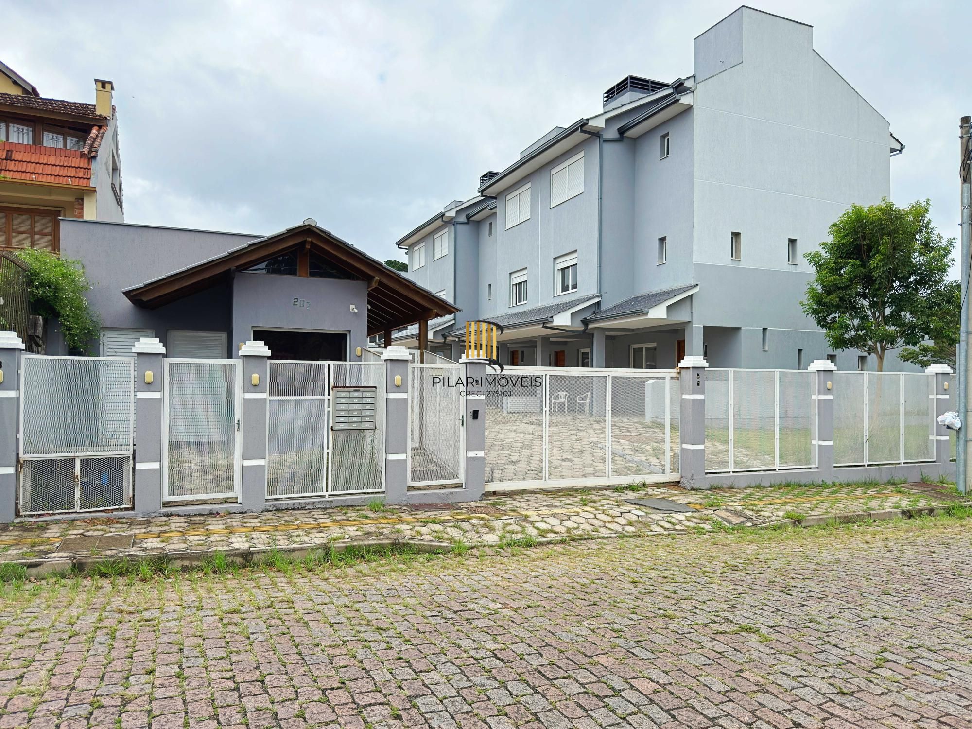 Vende-se casa em condomínio com 4 dormitórios (2 suítes), 3 vagas  – Tristeza