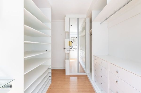 Vende-se apartamento com 2 quartos (1 suíte), 74m² e 2 vagas – Petrópolis