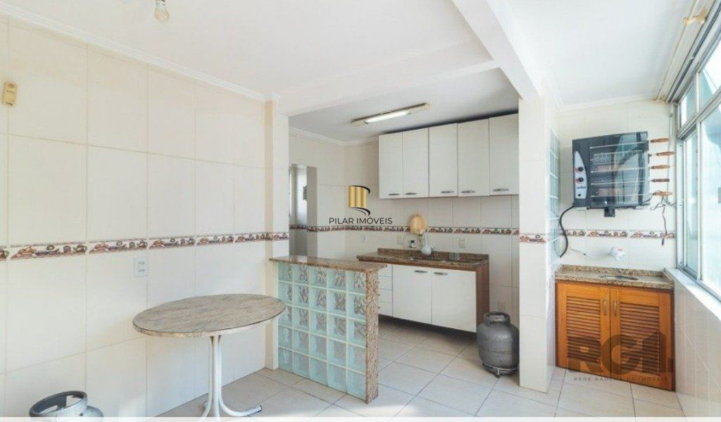 Vende-se ensolarado apartamento 3 quartos, 121m², áreas amplas. com sacada - Petrópolis