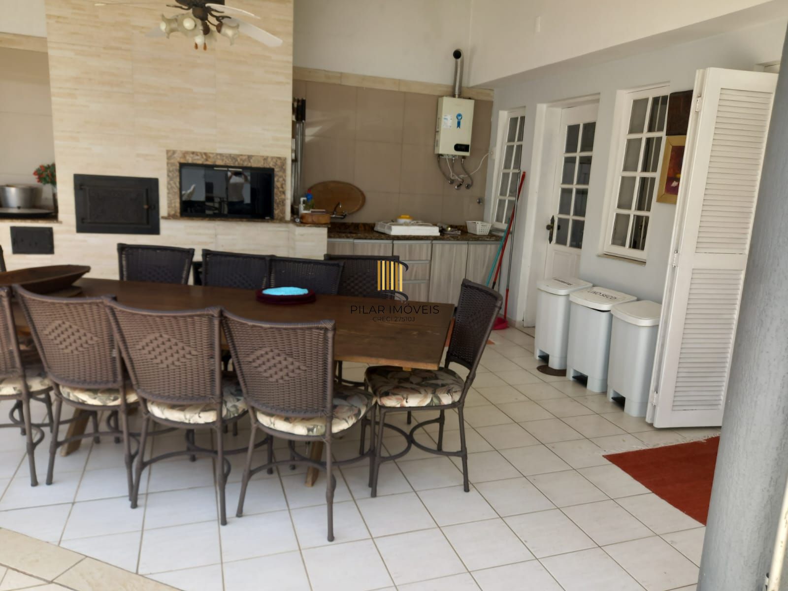 Vende-se sobrado com 5 quartos (3 suítes), 428m² e 3 vagas – Alto Petrópolis