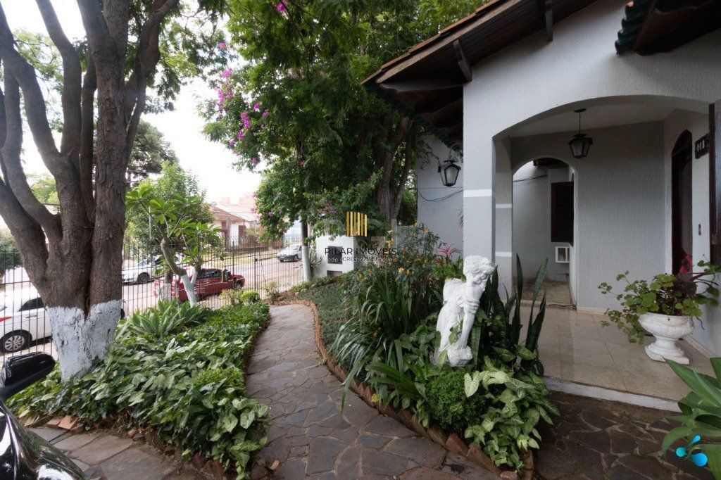 Casa para Venda - 240m², 3 dormitórios, sendo 1 suites, 3 vagas - Partenon