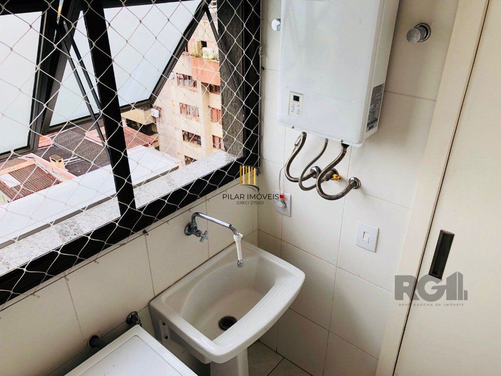 Vende-se apartamento mobiliado, 2 quartos, 1 suíte, 2 vagas - Petrópolis