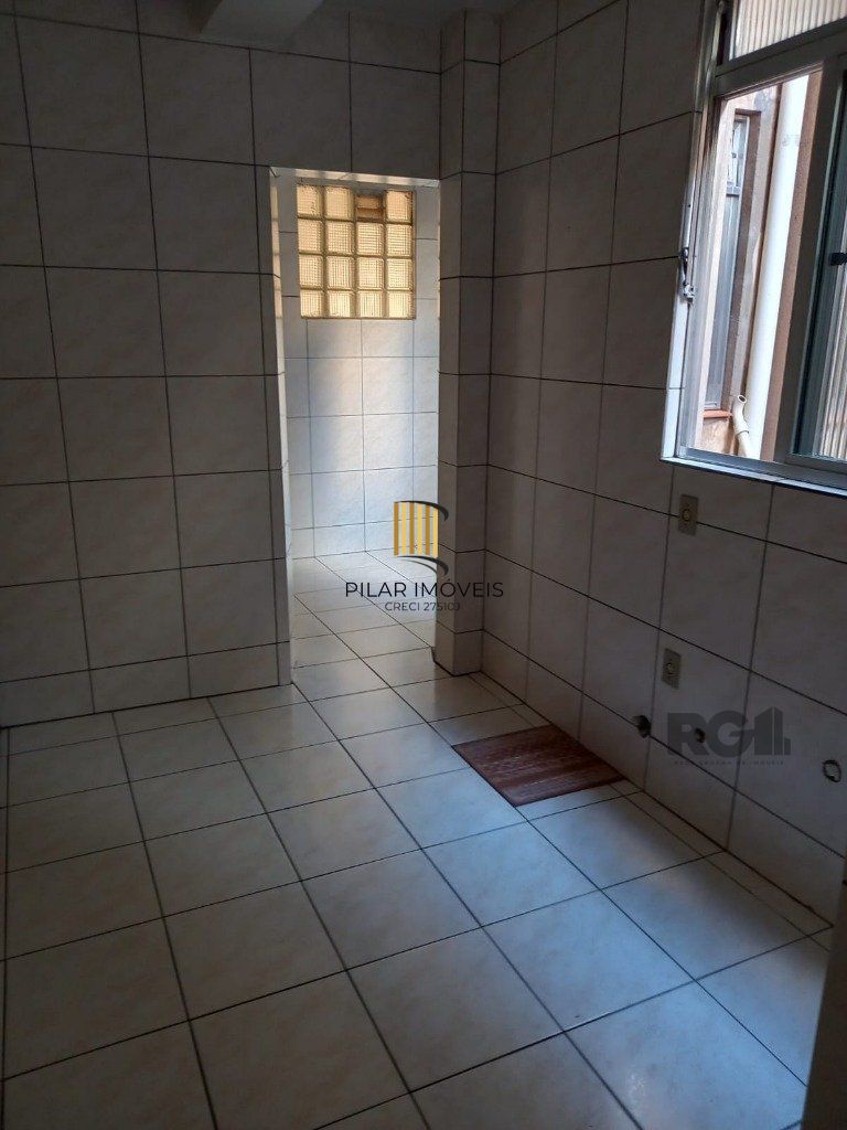 Apartamento com 4 dormitórios, com uma sacada no Bairro São João.
