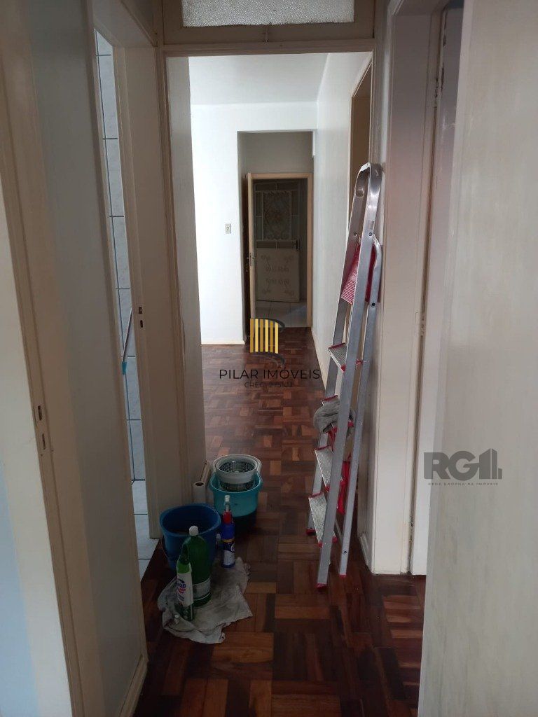Apartamento com 4 dormitórios, com uma sacada no Bairro São João.