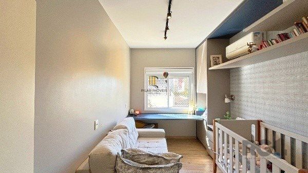 Elegante Apartamento Mobiliado com Suíte, Churrasqueira e 1 Vaga no Menino Deus - 73m²
