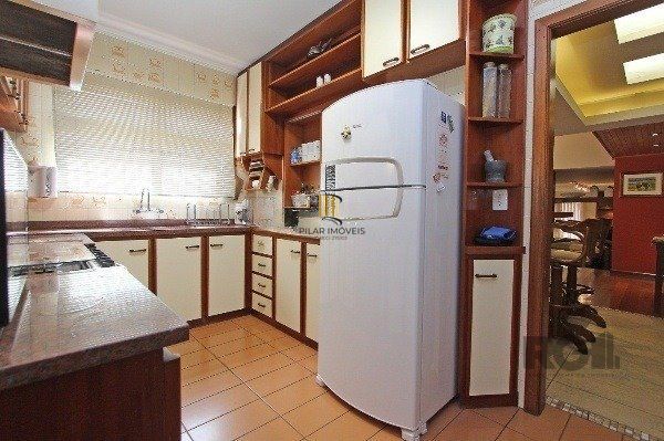 Vende-se amplo apartamento 3 dorm c/ suíte, 2 vagas cobertas, dependência completa, living com sacada - 233m² - Moinhos de Vento