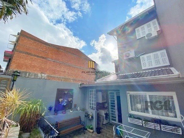 Vende-se belo sobrado com 3 quartos com suíte e 3 vagas cobertas - 182m² - Vila Ipiranga