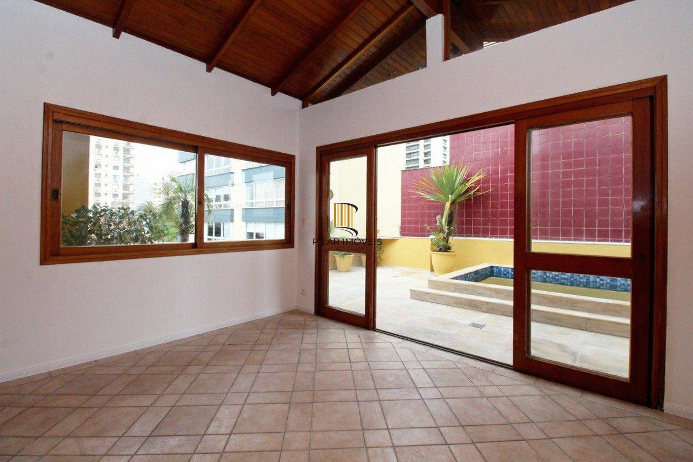 Vende-se cobertura com 3 dormitórios, piscina, 245m² e 2 vagas - Mont Serrat