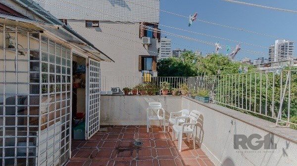 Vende-se excelente cobertura 2 quartos com suíte, 3 vagas de garagem com 156m² no Petrópolis