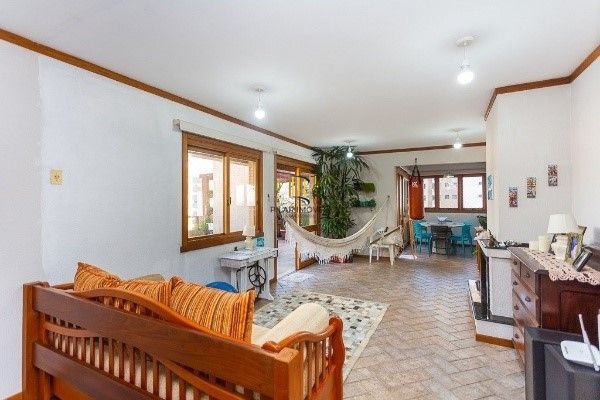 Vende-se luxuosa cobertura 329m² com 3 suítes e 3 vagas de garagem no Petrópolis