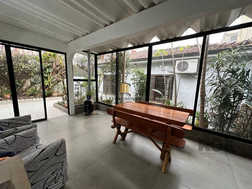 Vende-se ampla casa 3 quartos com hidro, 2 vagas, living com ladeira e salão de festas com churrasqueira - 260m² - Medianeira