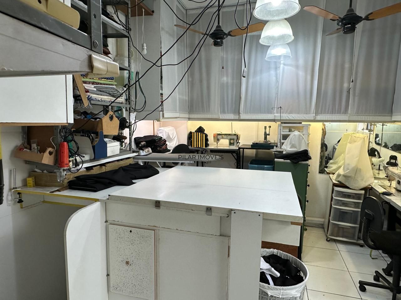Vende-se loja térrea com 2 pavimentos - Moinhos de Vento