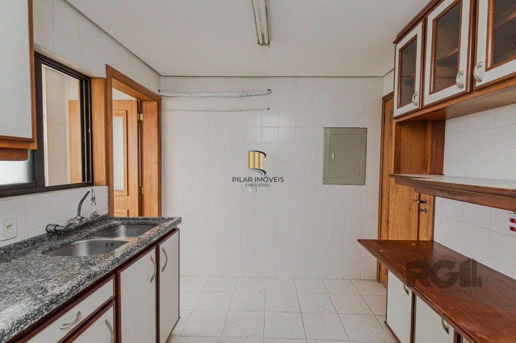 Vende-se excelente apartamento 3 quartos c/ suíte, 2 vagas, living com lareira, sacada e churrasqueira - 97m² - Auxiliadora