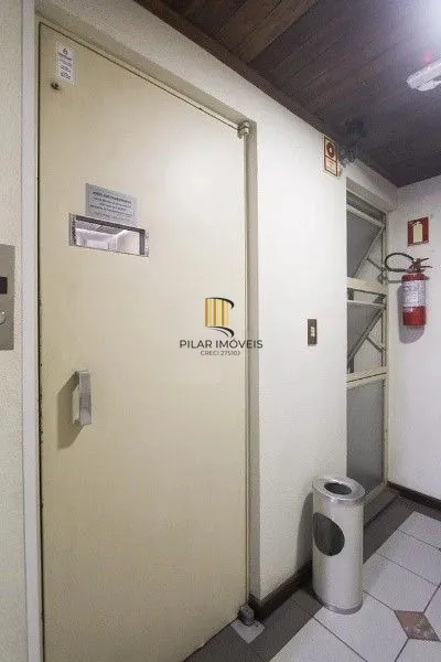Vende-se cobertura com 1 quarto, churrasqueira, terraço, 80m² e 1 vaga - Bom Fim