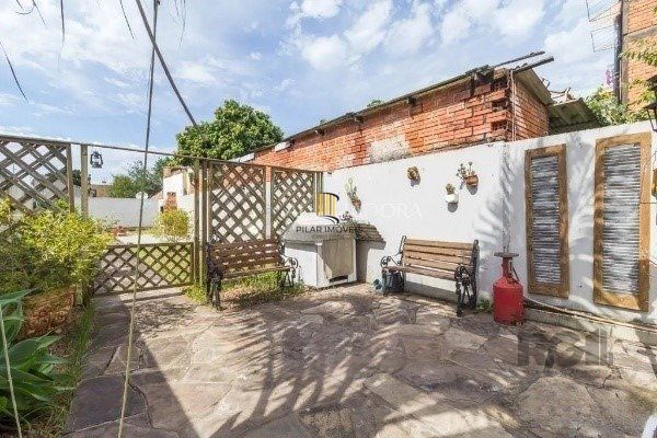 Vende-se belo sobrado com 3 quartos com suíte e 3 vagas cobertas - 182m² - Vila Ipiranga