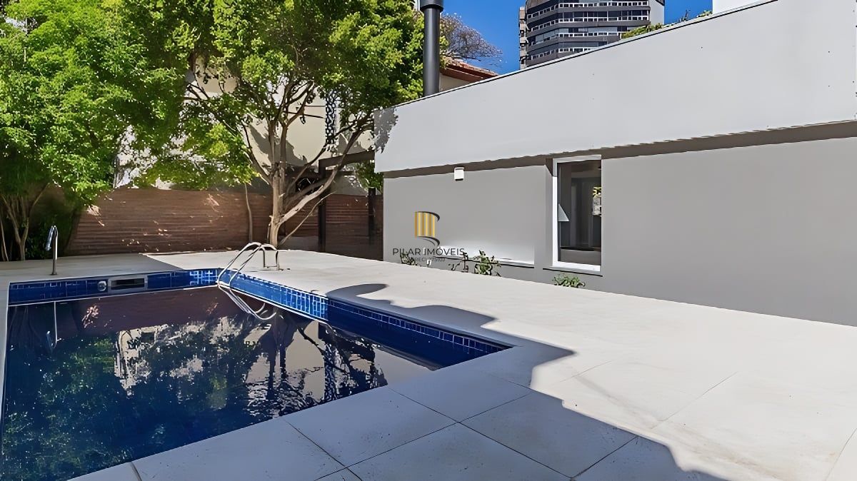 Vende-se apartamento com 2 quartos (1 suíte), 81m² e 2 vagas – Moinhos de Vento