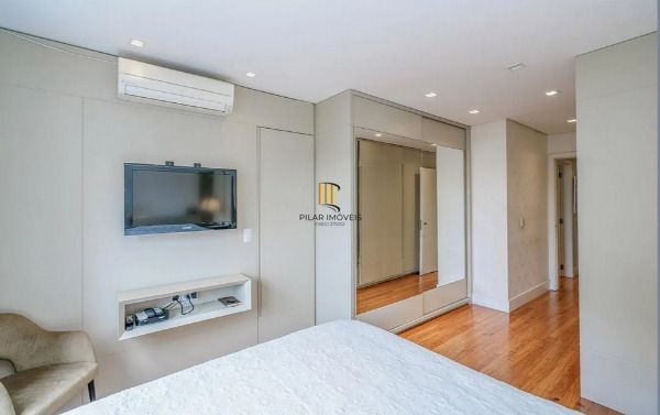 Vende-se apartamento com 3 suítes, 3 vagas e 136 m² - Petrópolis