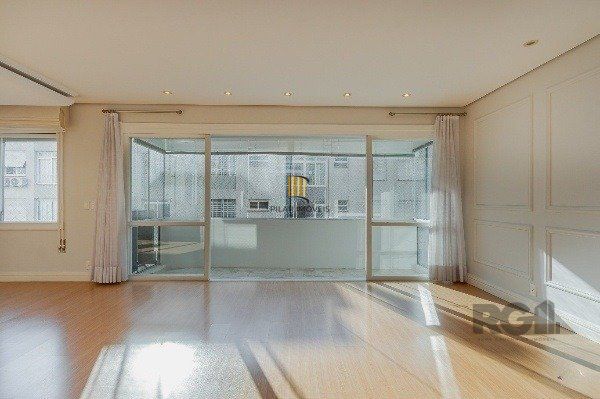 Vende-se luxuoso apartamento 3 quartos c/ suíte, dependência de empregada, gabinete, 2 vagas cobertas - 283m² - Moinhos de Vento
