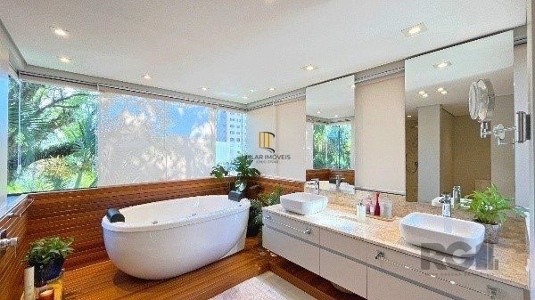 Apartamento de 200m², 4 quartos, 1 suíte e 4 vagas – Moinhos de Vento