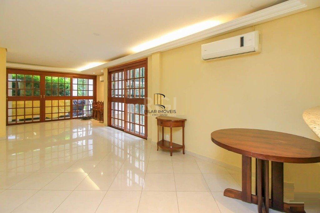 Cobertura para Venda - 252m², 3 dormitórios, sendo 1 suites, 2 vagas - Menino Deus