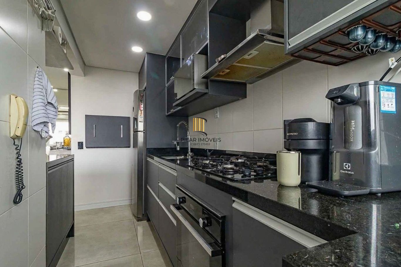 Vende-se apartamento com 2 quartos (1 suíte), 55m² e 2 vagas – Petrópolis