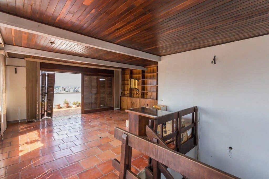 Vende-se ampla cobertura com 3 quartos (1 suíte), 283m² e 2 vagas - Petrópolis
